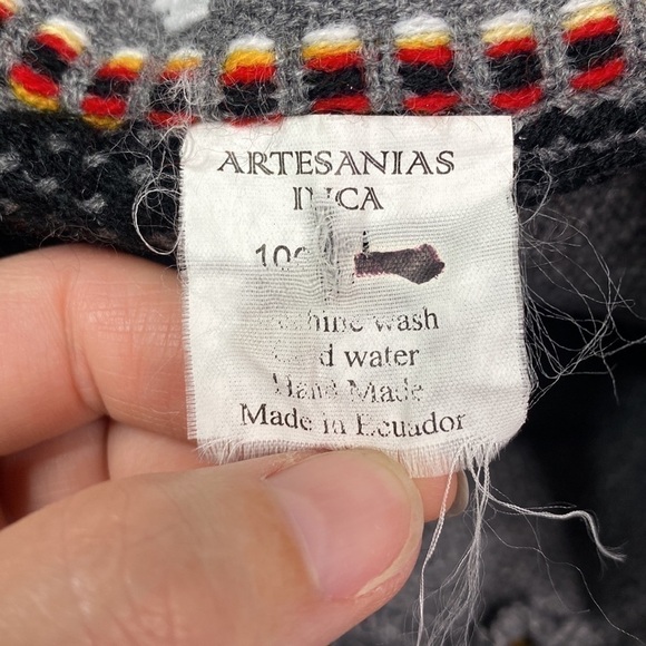 Artessanias Inca Wool Southwestern Ecuadorian Gray Poncho - Picture 6 of 9